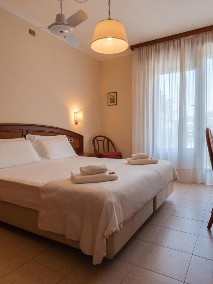 Hotel Gabbiano - Garda Lake Collection Bagian luar foto