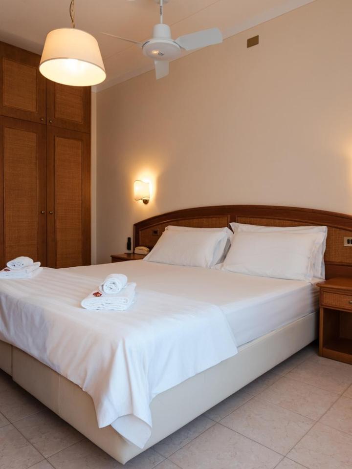 Hotel Gabbiano - Garda Lake Collection Bagian luar foto