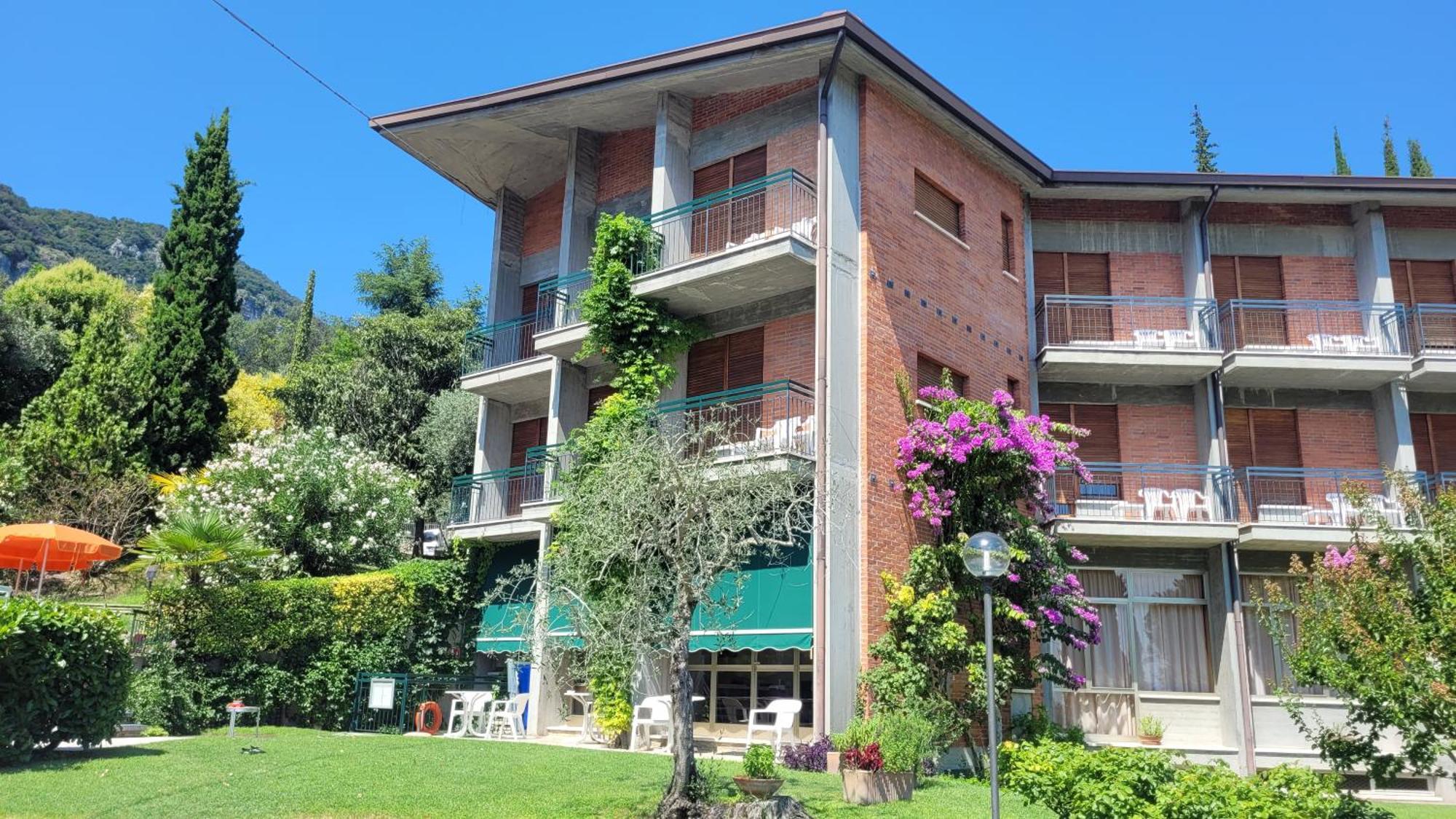 Hotel Gabbiano - Garda Lake Collection Bagian luar foto